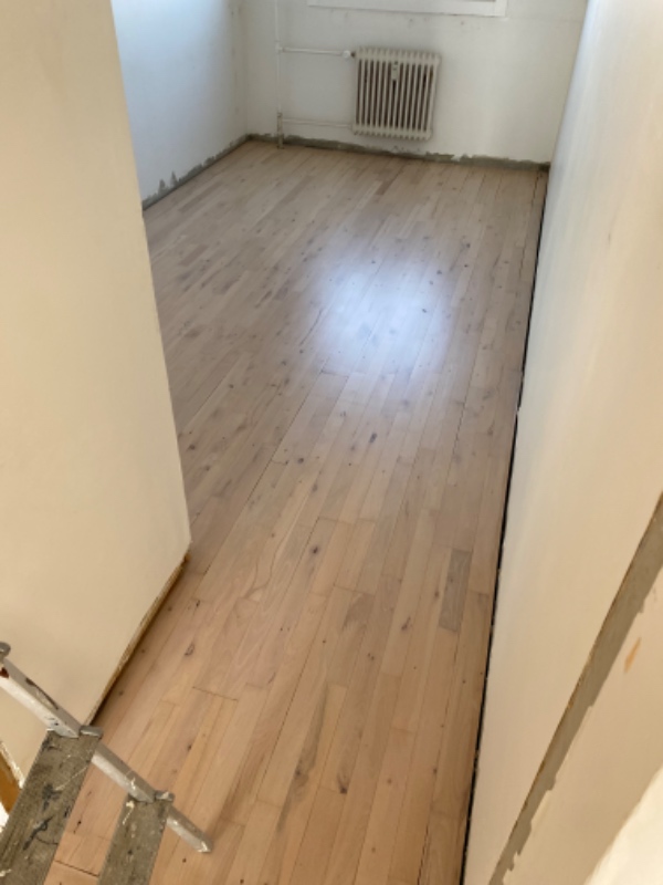 Opsætning af fodpaneler i en hel lejlighed