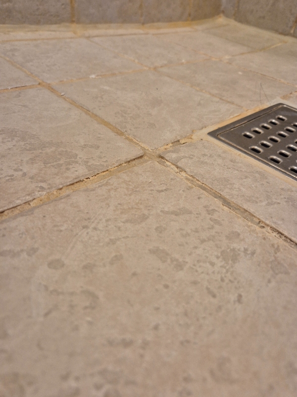 Fugning af fliser (gen-fugning af fliser)