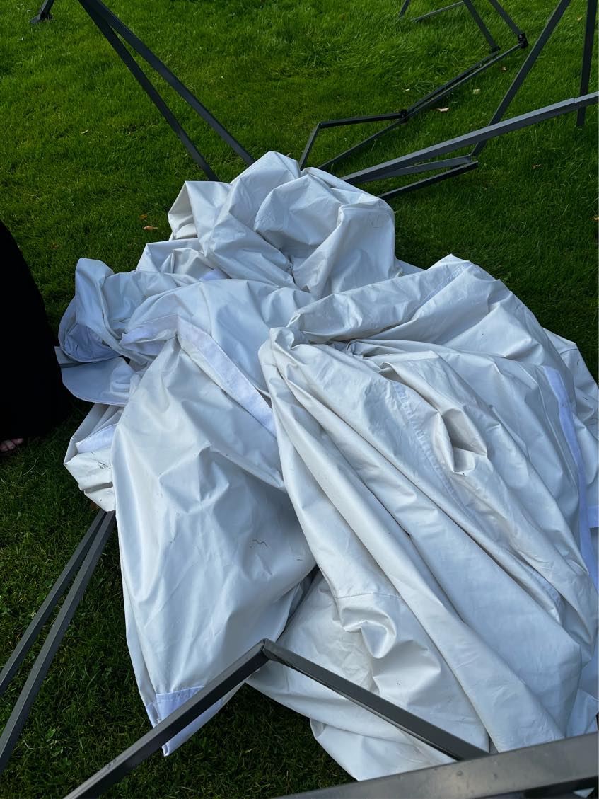 Telt skal afskilles og køre bort.