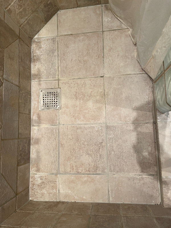 Fuge er gået i stykker i bruseniche. Kantfuger bør også skiftes.