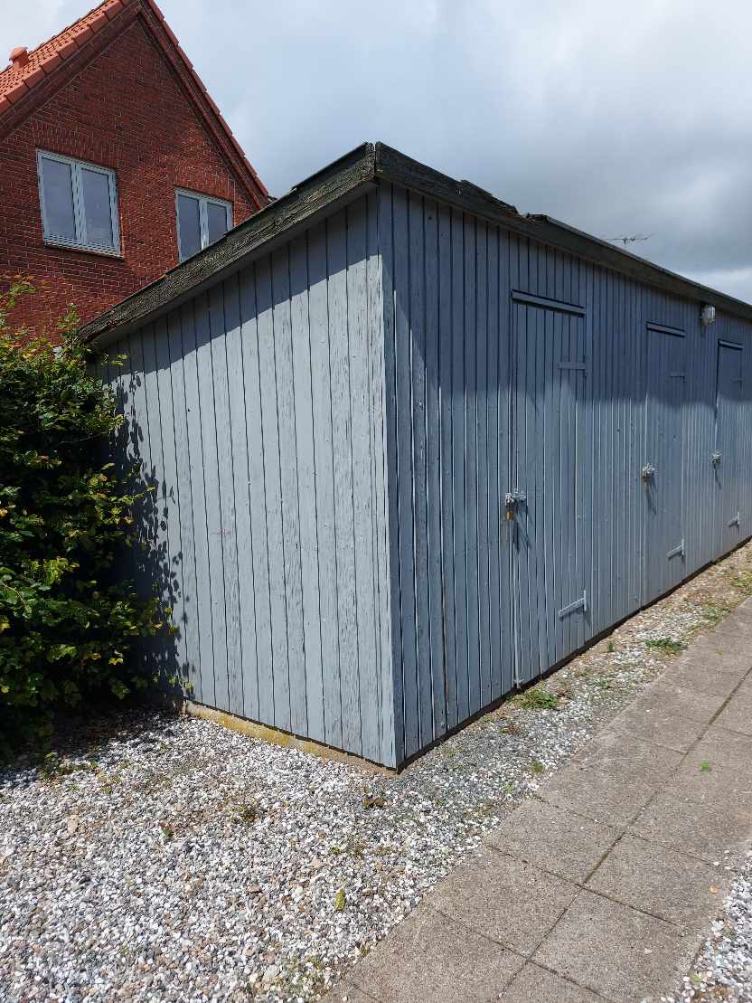 Opfriske skur. Og male