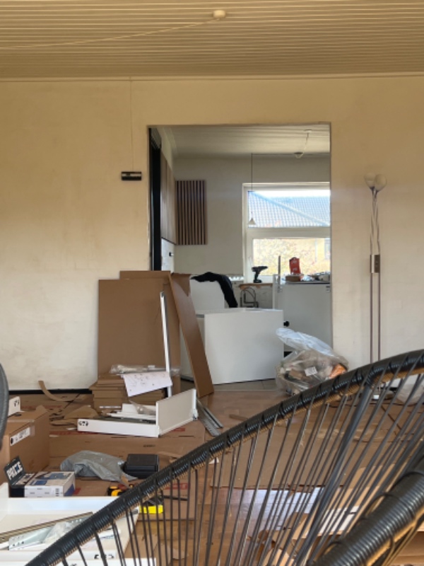 Færdiggørelse af køkkenmontering. Det meste er samlet og sat på deres pladser. Det virker dog en smule ustabilt, og der er tvivl om enkelte elementer. Vi vil gerne videregive opgaven nu.