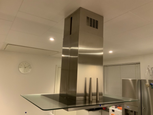 Udskifte frithængende emhætte