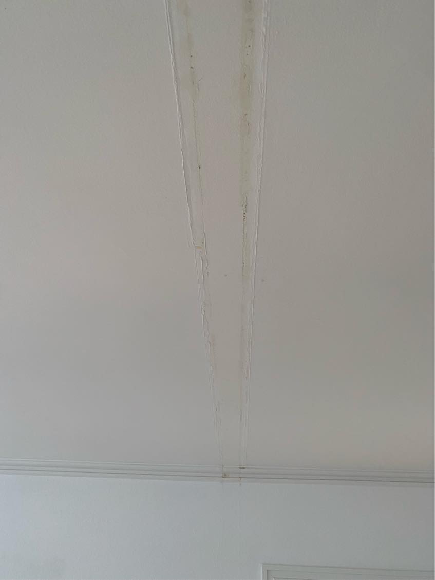 Klargøring til malerarbejde af væg og loft