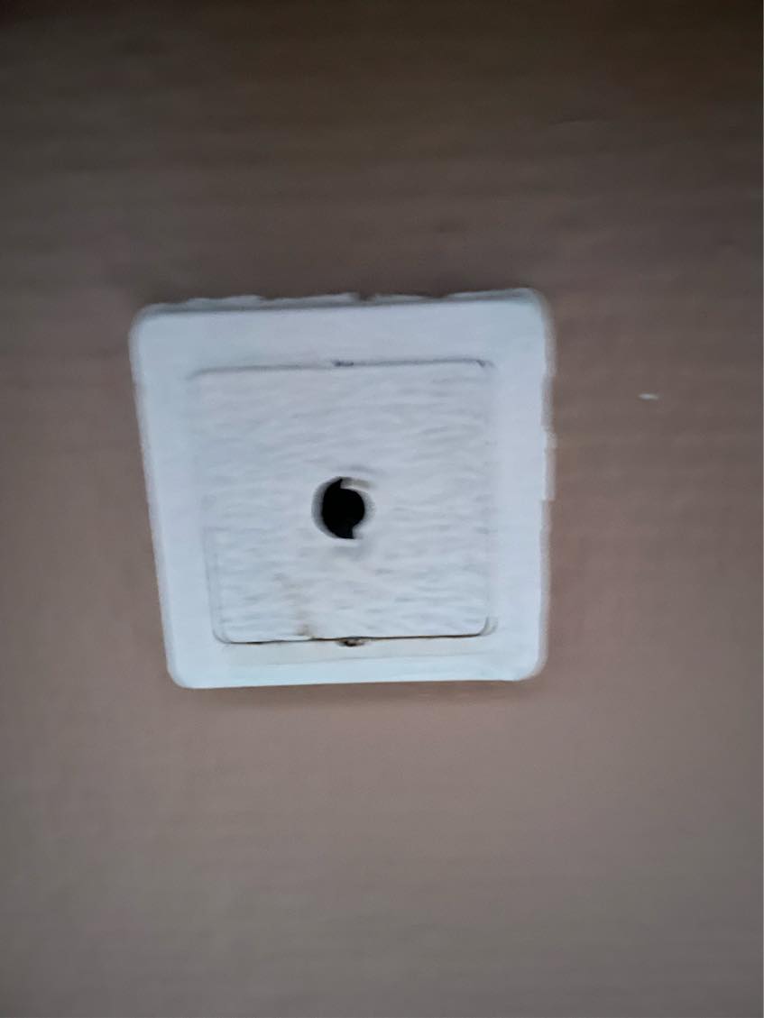 Udskiftning af gamle el-udtag til nye stik.