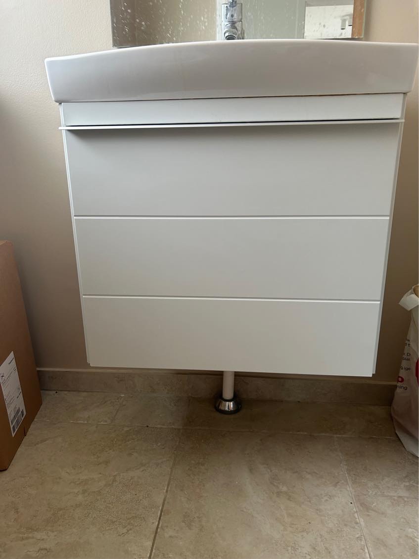 Nedtagning gammel vask og møbel. Sætte op ny møbel fra Ikea samt tilslutning armatur til vask