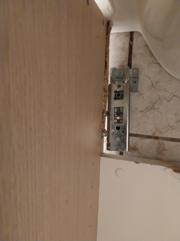 Samlet og opsat møbel med håndvask og samlet spegl.