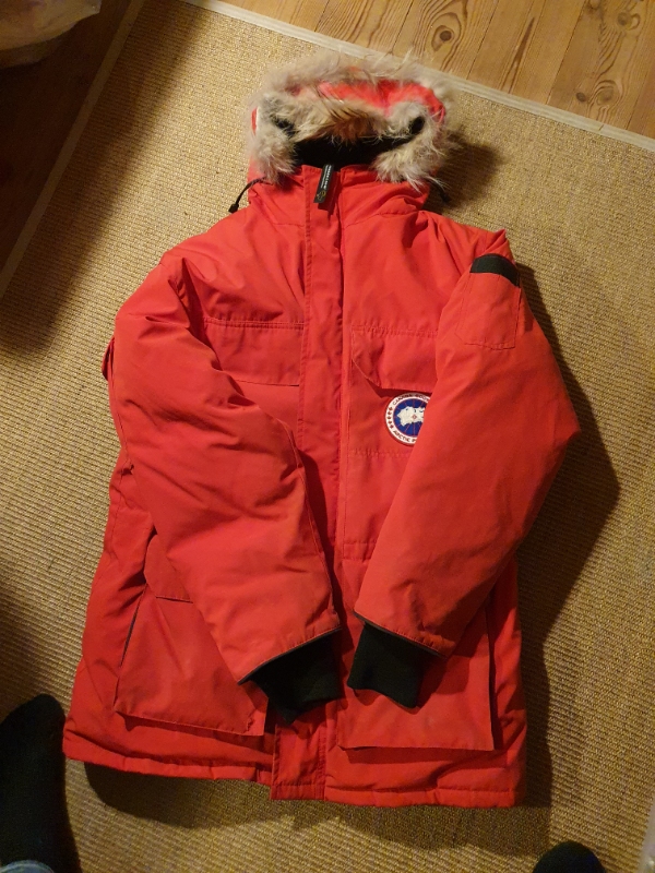 Syning af pelskrave på jakke