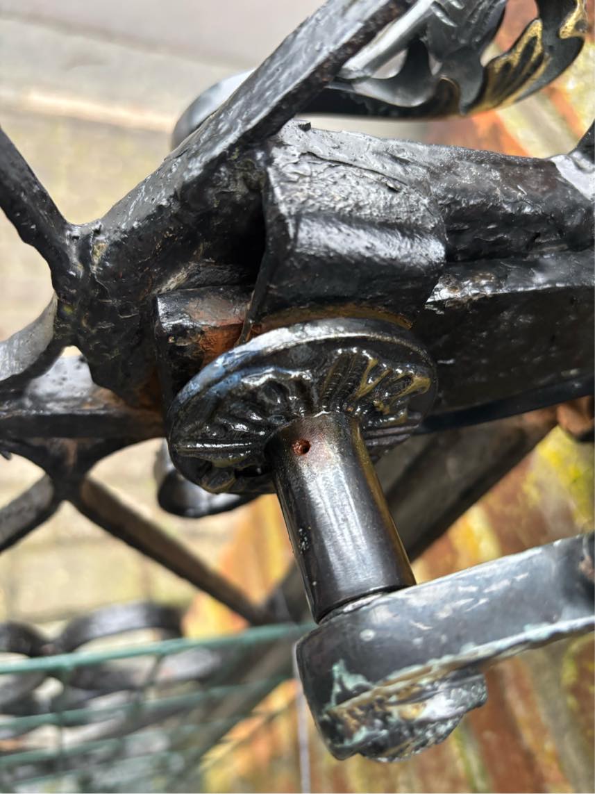 Nyt dørhåndtag monteret på smedejernsdør/låge udendørs