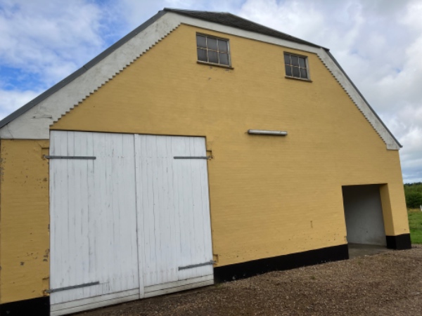 Afrensning og maling af ladebygning