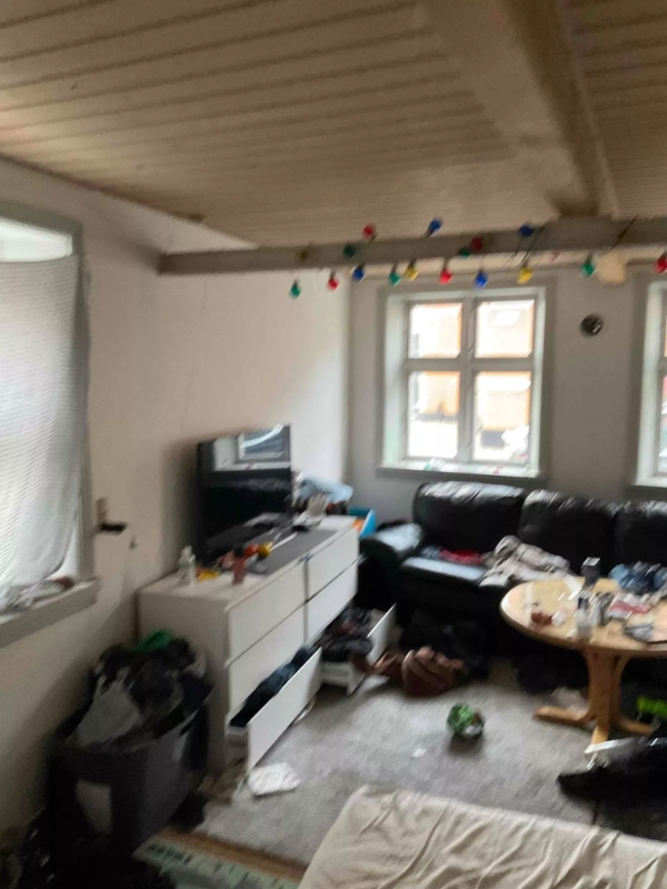 Rydning af et lille byhus i Rønne.