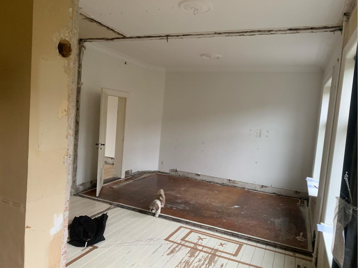 Fuld spartling af vægge samt loft