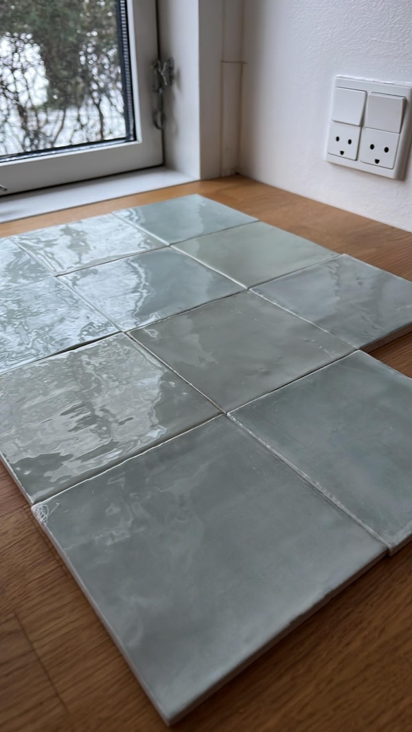 Opsætning af 5 rækker fliser på en væg. Ialt 3 m2