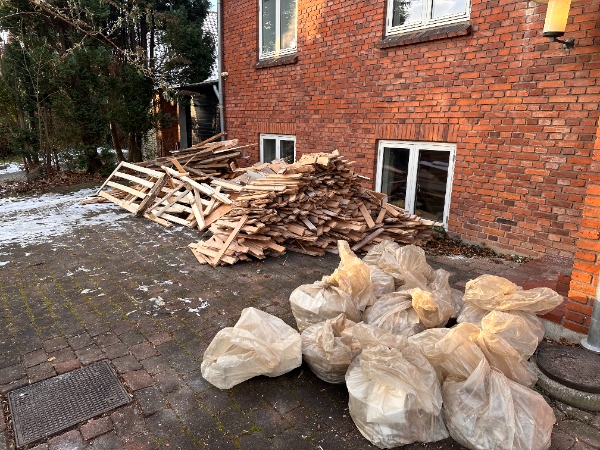 Afhentning af byggeaffald - primært trægulv og brædder fra væg + enkelte radiatorer