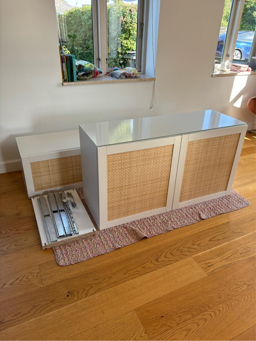 Nedtagning af TV møbel og opsætning af nyt