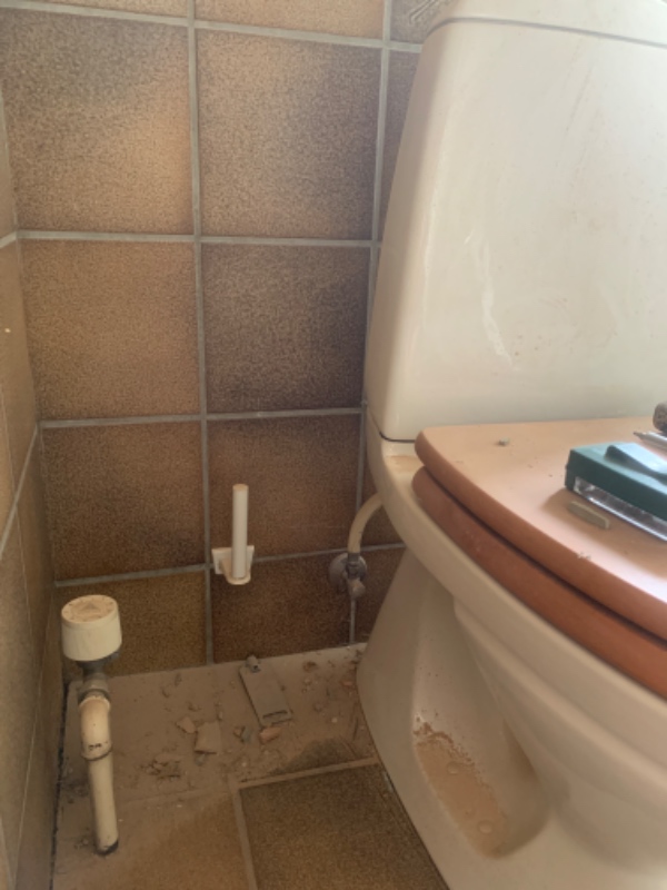 Udskiftning af gulvtoilet til indbygget eller væghængt toilet.