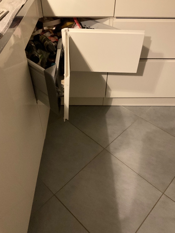 Justering af låger og skuffefront på invita køkken.