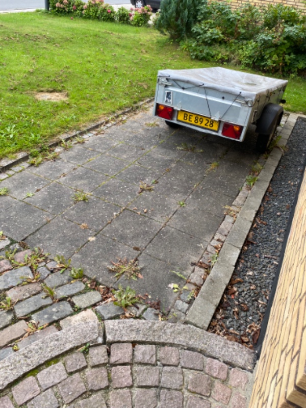 Fliser (indkørsel + terrasse) i alt ca. 130 m. Hvoraf er der et bed på ca. 15 m, som skal fjernes.