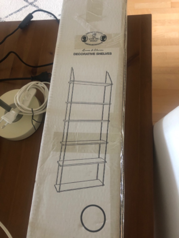 Hængt lampe op i loften og ført ledninger. Samt have hængt to eller tre mindre reoler op