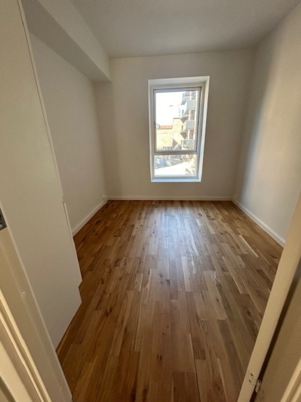 Opsætning af reoler og lamper i betonvægge