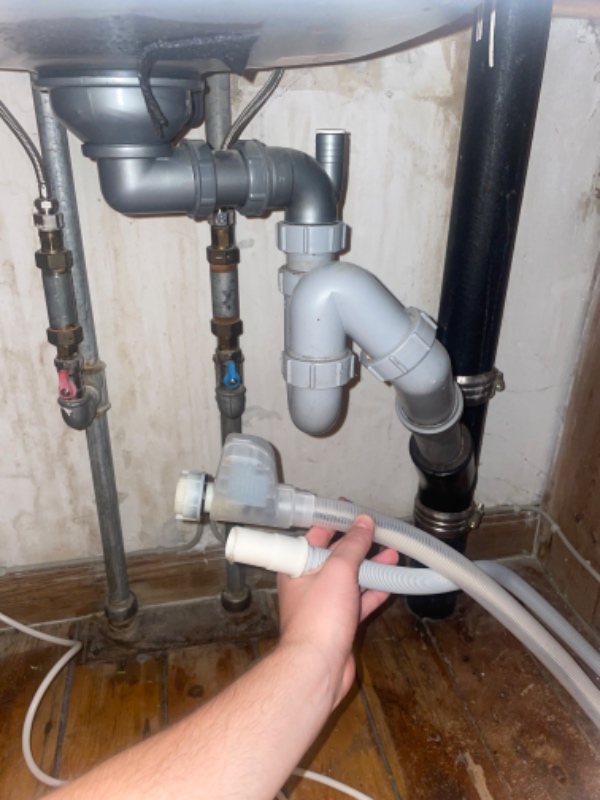 Tilslutning af opvaskemaskine til vand og afløb