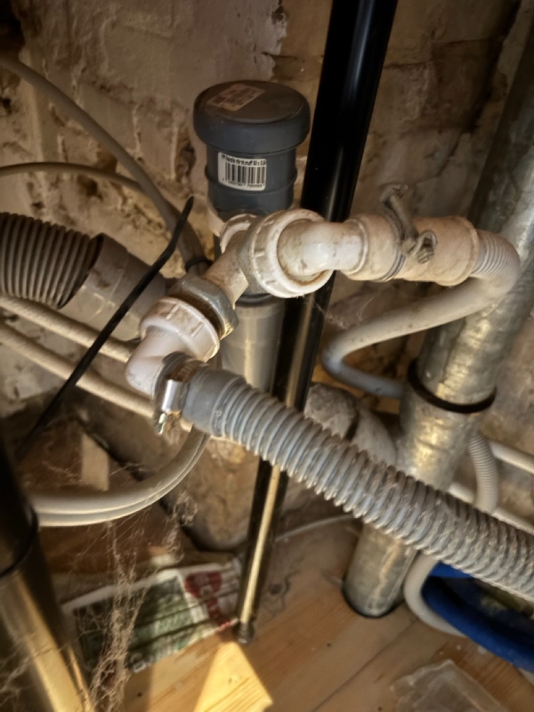 Korrekt installation af afløb på vaskemaskine og opvaskemaskine