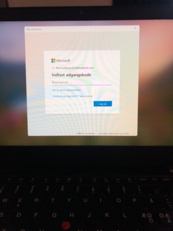 når jeg forsøger at logge ind på min laptop, bliver jeg spurgt om adgangskode til min e-mail som jeg