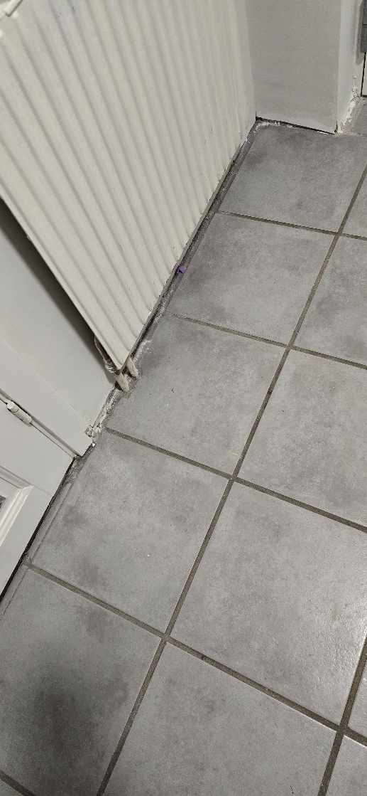 Udskiftning af fliser i entre, ca. 6 m2.