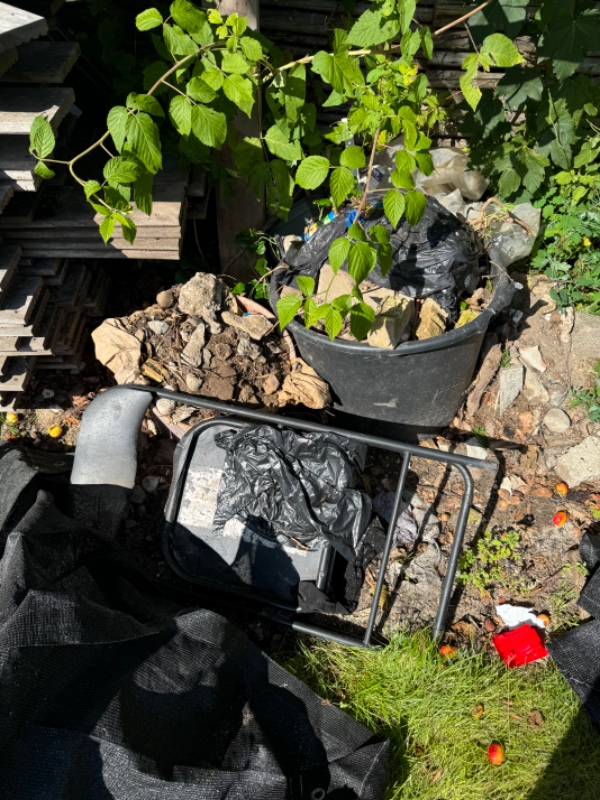 Afhentning af byggeskrald (småsten, rør) samt lille hyldetræ.