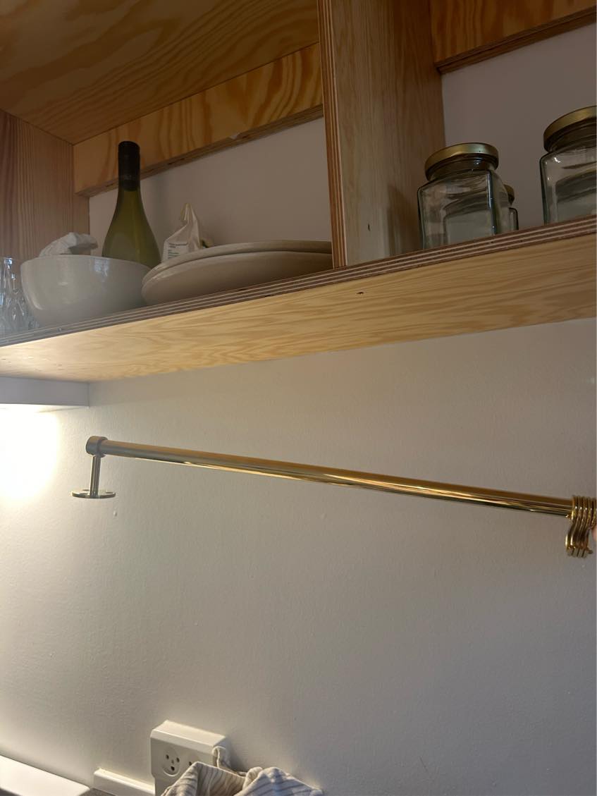 Vitrineskab og guldstang hængt op + 1 skrue og en krog i væggen