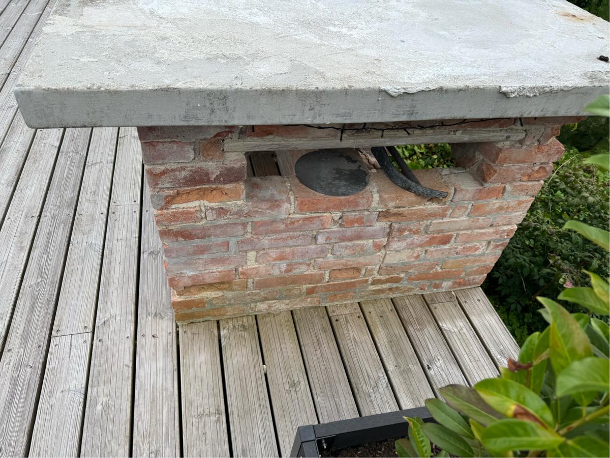 Oppudsning af udekøkkenbord