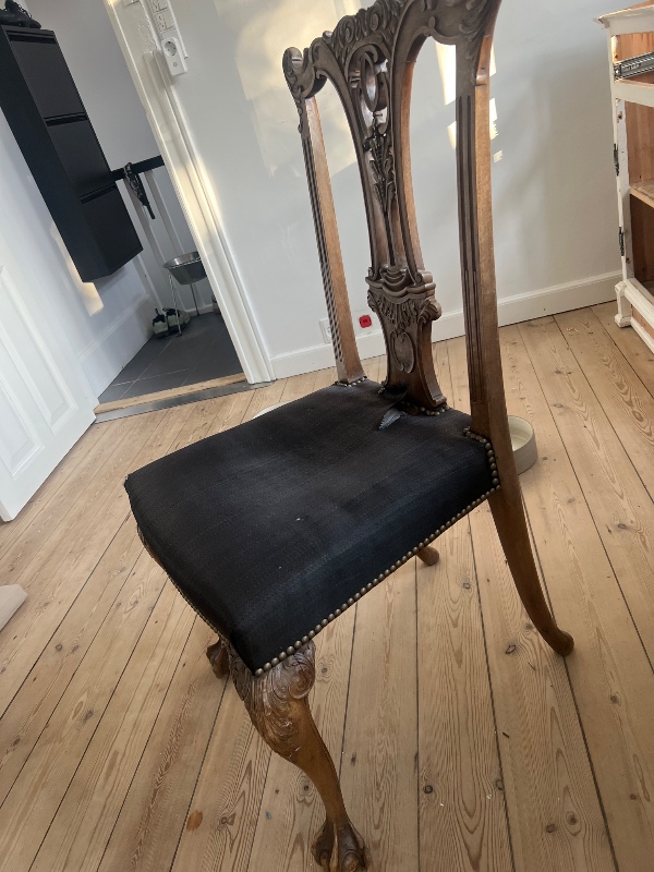 Spisestuestole males og ombetrækkes