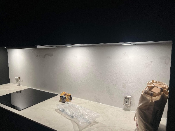 Spartling og maling af køkkenvæg over komfur + spartling og maling af to mindre områder