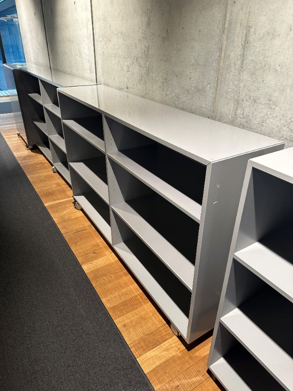 En del reoler og borde der skal sende til affaldssortering