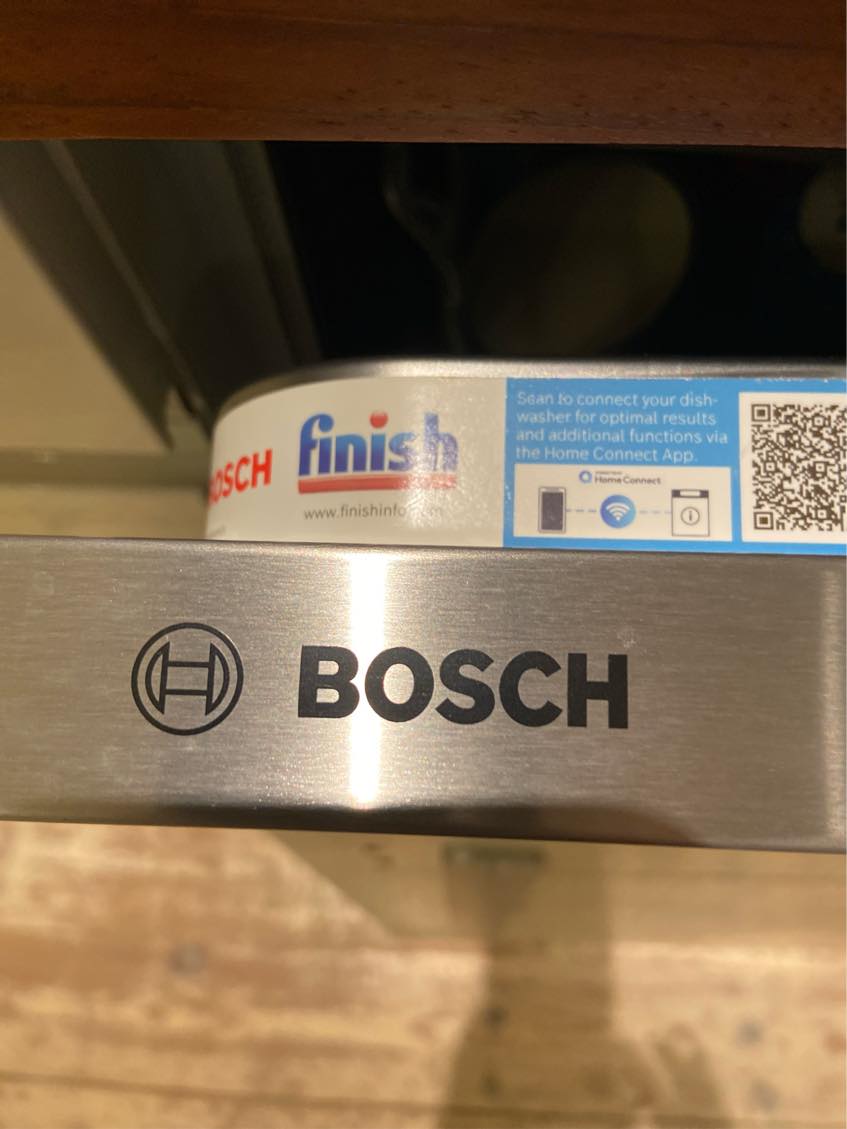 Påsætning af Invita køkkenlåge på integrebar opvaskemaskine.