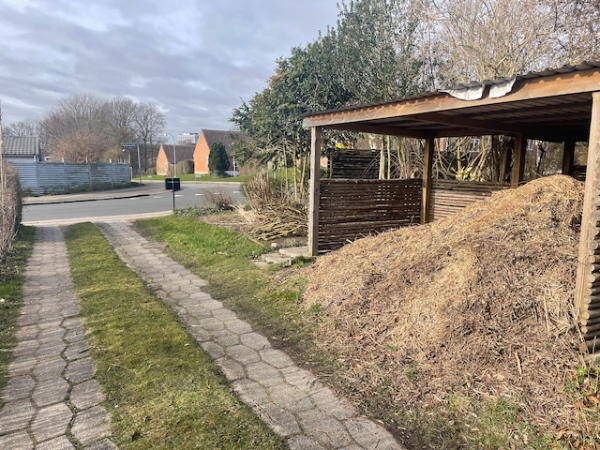 Flisbortskaffelse fra haveskur