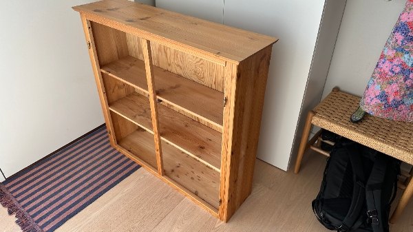 Ophæng af vitrineskab på gipsvæg