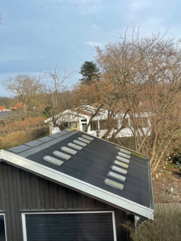 Tag på havehus med ovenlysvinduer