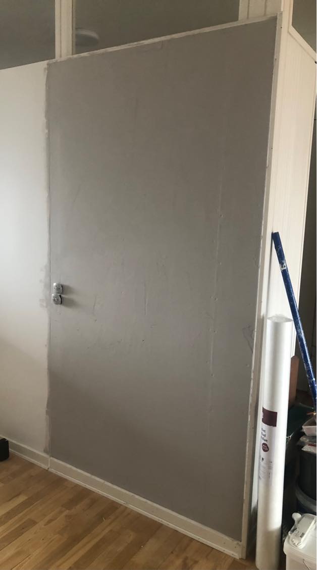Maler opsætning af filt på blændet dør, lidt loftsmaling på steder som ikke rigtig vil bindes