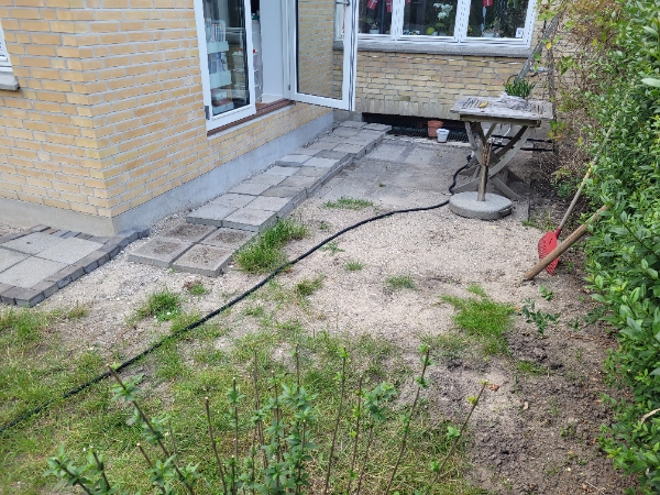 Lægning af fliser i have