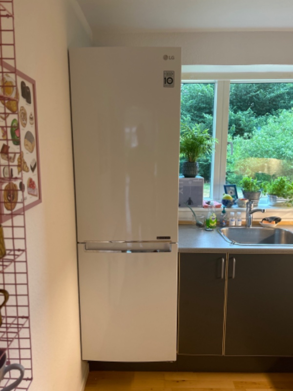 Kølefryseskab skal ned fra sokkel. Større plade skal skrues på sokkel. Kølefryseskab sættes op igen.