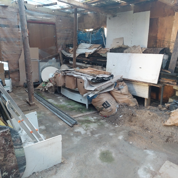 Fjerne affald (ca 4-5 trailerlæs)