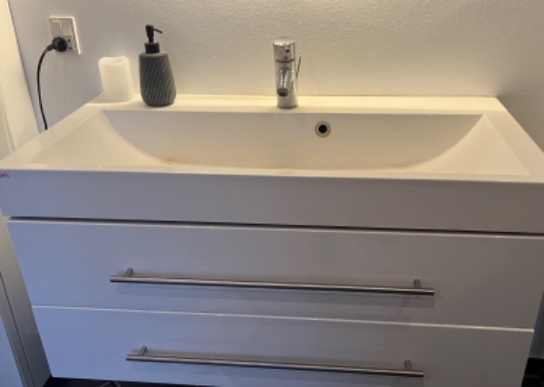 Opsætning af vask og bademøbel