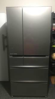 2 Flyttemænd med Trappetrolley til Flytning af Køleskab til Kældere