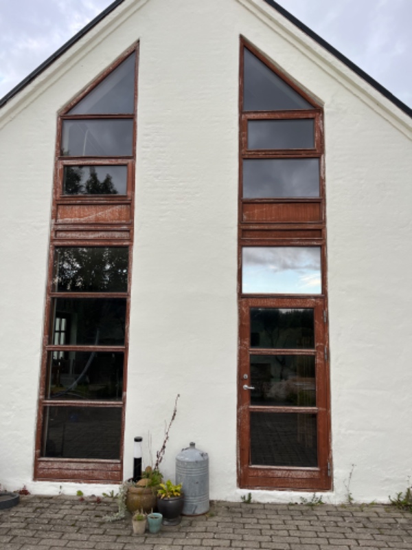 Slibning af mahognivinduer udvendigt.