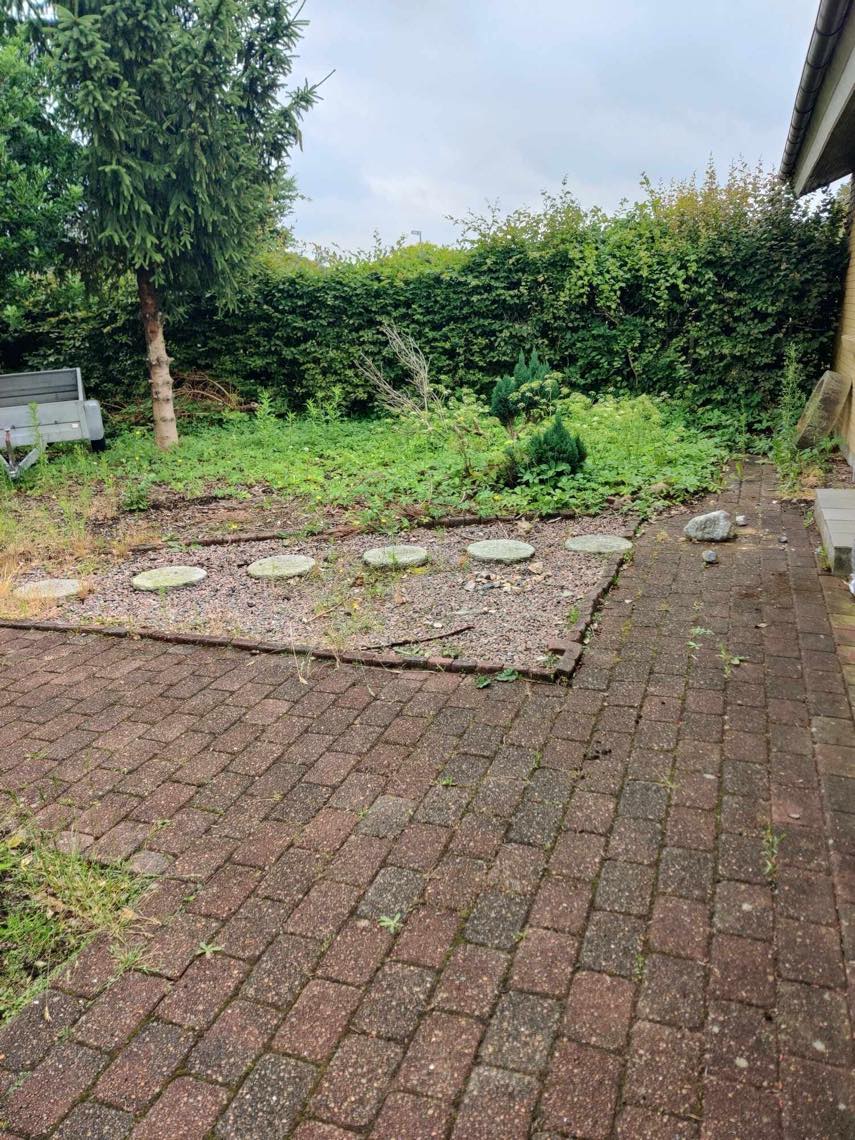 Fjernet ukrudt, klippe hæk og trimme græs i Billund