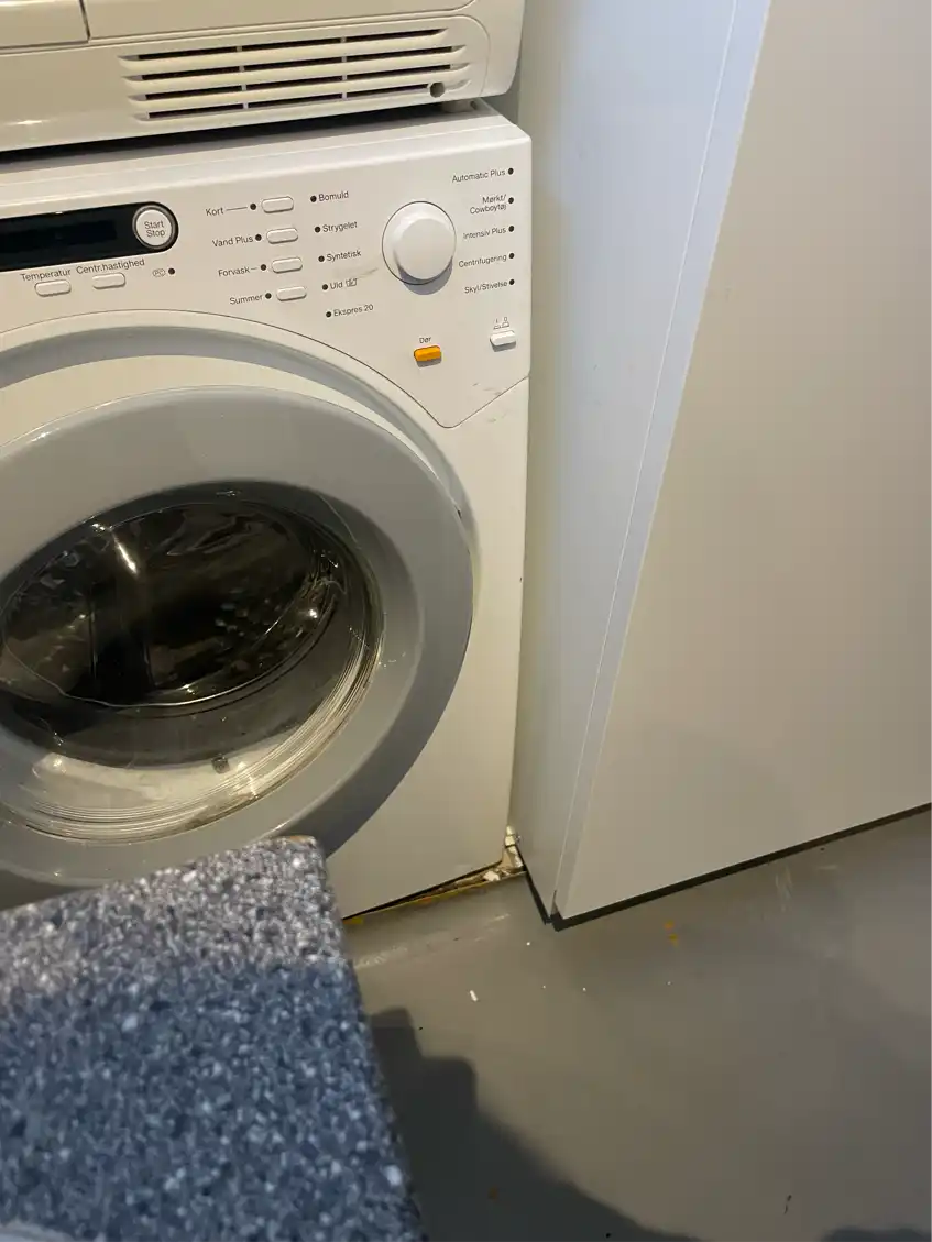 Forkortet og rykket bord med vask til at lave plads til at flytte vaskemaskine