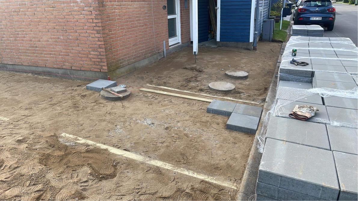 Afrette sand og lægge fliser