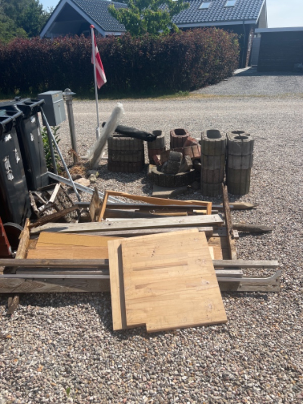 Afhente byggeaffald, herunder træ og sten