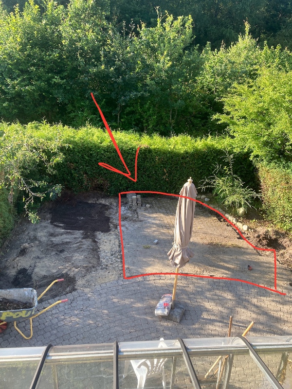 Kører fliser til genbrugplads